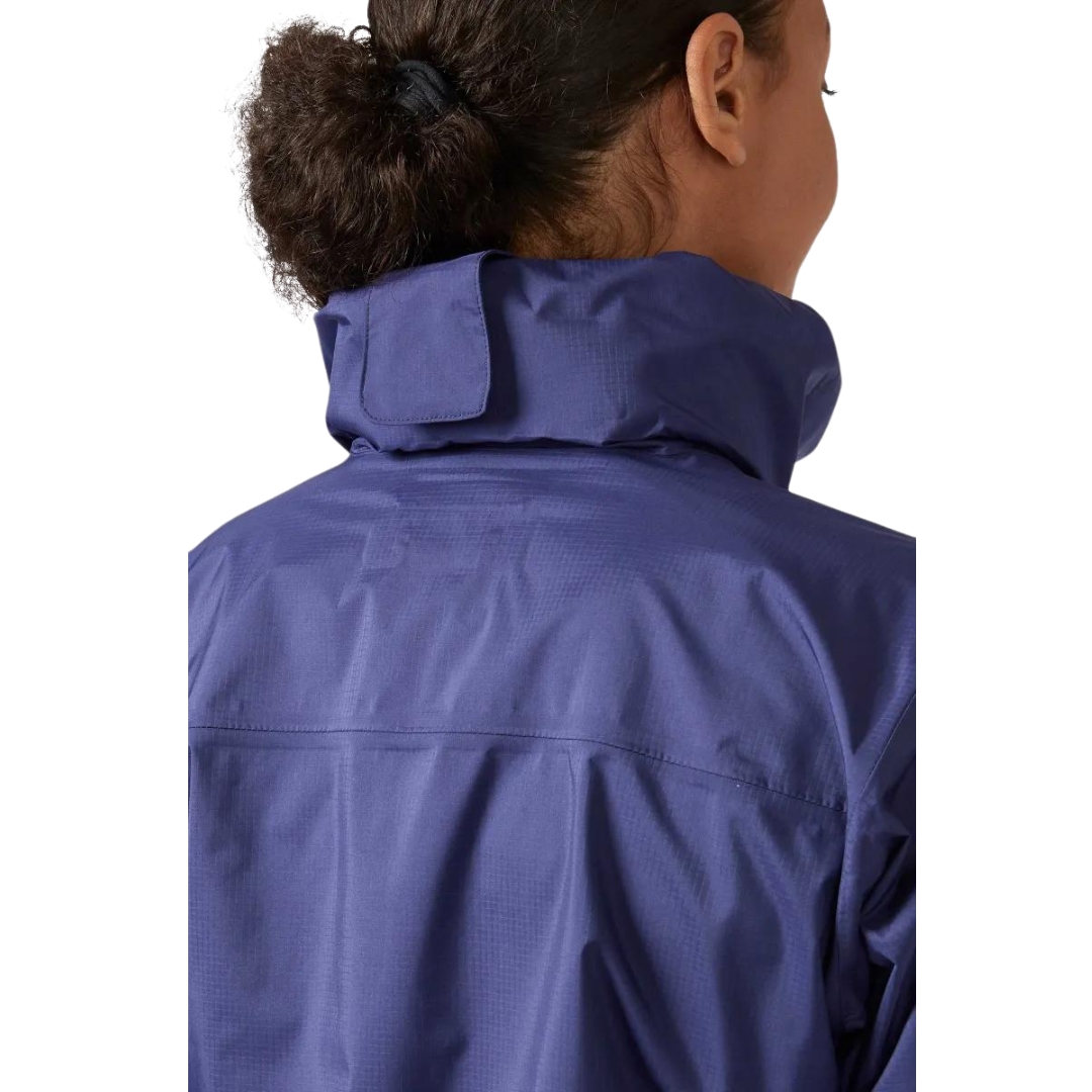 MANTEAU IMPERMÉABLE RAB DOWNPUR PLUS 2.0 POUR FEMME vu couleur PATRIOT BLUE vu du manteau bleu foncé porté par une femme vue de dos avec le capuchon rangé dans le col