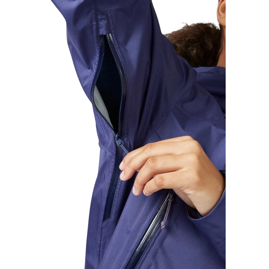 MANTEAU IMPERMÉABLE RAB DOWNPUR PLUS 2.0 POUR FEMME vu couleur PATRIOT BLUE vu du manteau bleu foncé porté par une femme vue montrant l'ouverture sous l'aisselle