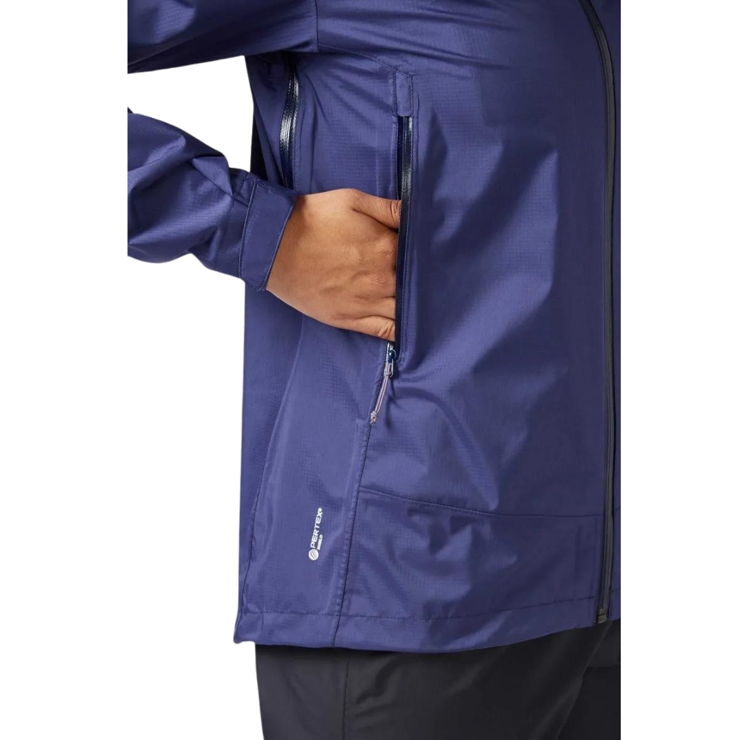 MANTEAU IMPERMÉABLE RAB DOWNPUR PLUS 2.0 POUR FEMME vu couleur PATRIOT BLUE vu du manteau bleu foncé porté par une femme vue la main dans la poche latérale