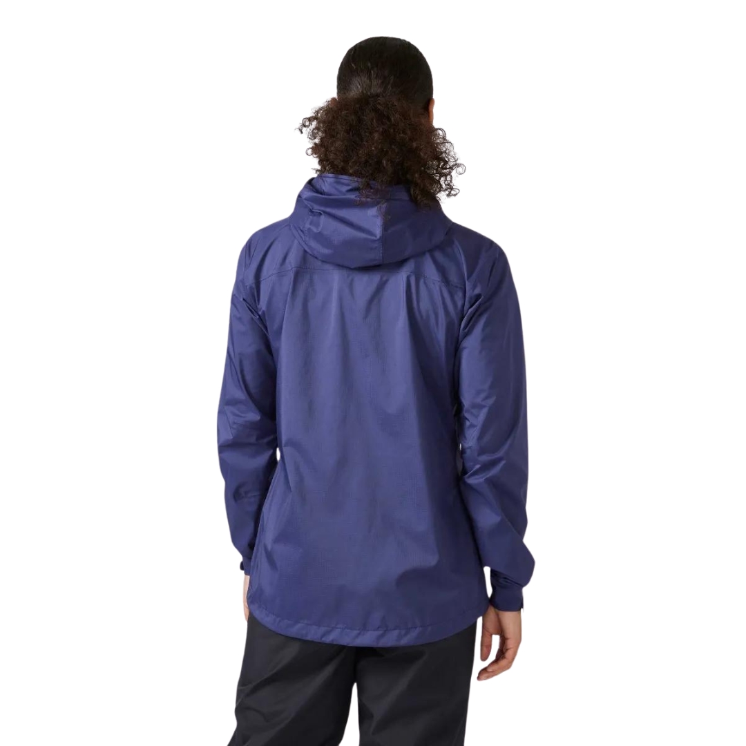 MANTEAU IMPERMÉABLE RAB DOWNPUR PLUS 2.0 POUR FEMME vu couleur PATRIOT BLUE vu du manteau bleu foncé porté par une femme vue de la tête aux cuisses de dos