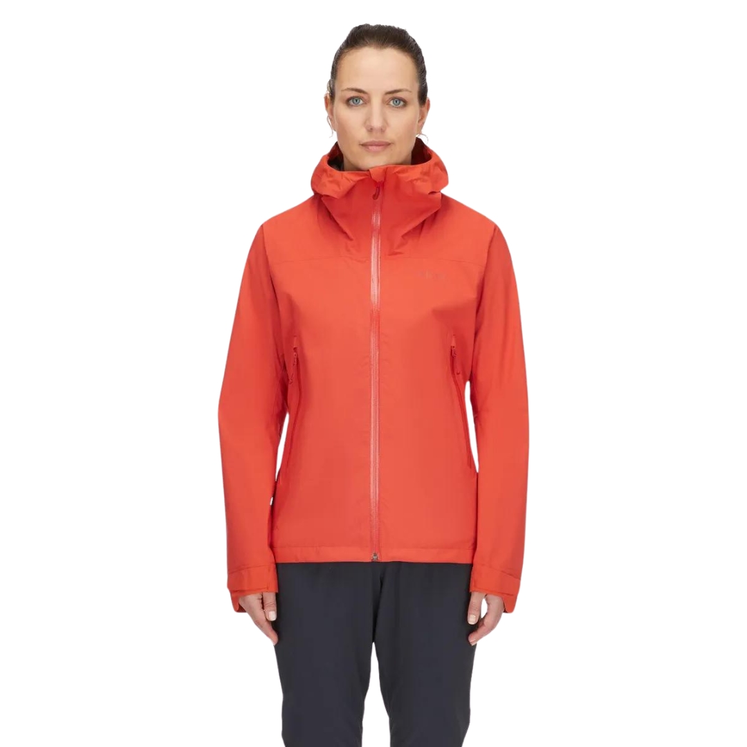 MANTEAU IMPERMÉABLE RAB DOWNPOUR LIGHT JACKET POUR FEMME couleur red grapefruit vu du manteau orange porté par une femme vue de la tête aux cuisses de face