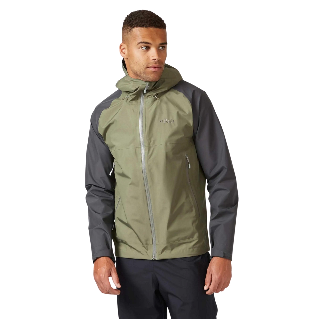 MANTEAU IMPERMÉABLE RAB NAMCHE GORE-TEX PACLITE POUR HOMME COULEUR GRAPHENE/LIGHT KHAKI VU DU MANTEAU VERT ET GRIS FONCÉ PORTÉ PAR UN HOMME VU DE LA TÊTE AUX CUISSES DE FACE