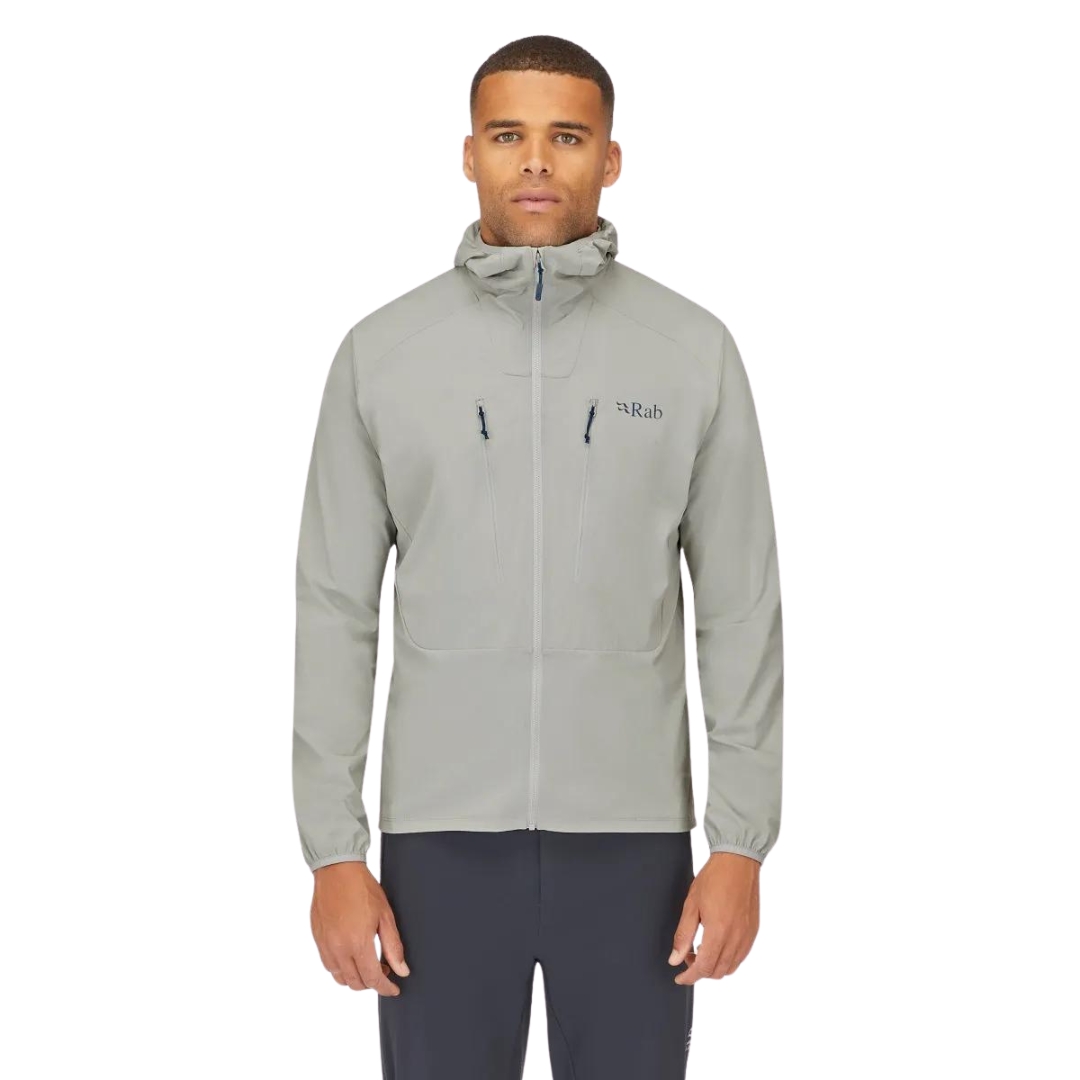 MANTEAU À CAPUCHON RAB BOREALIS POUR HOMME COULEUR LIGHT ZINC VU DU MANTEAU GRIS PALE PORTÉ PAR UN HOMME VU DE LA TÊTE AUX CUISSES DE FACE