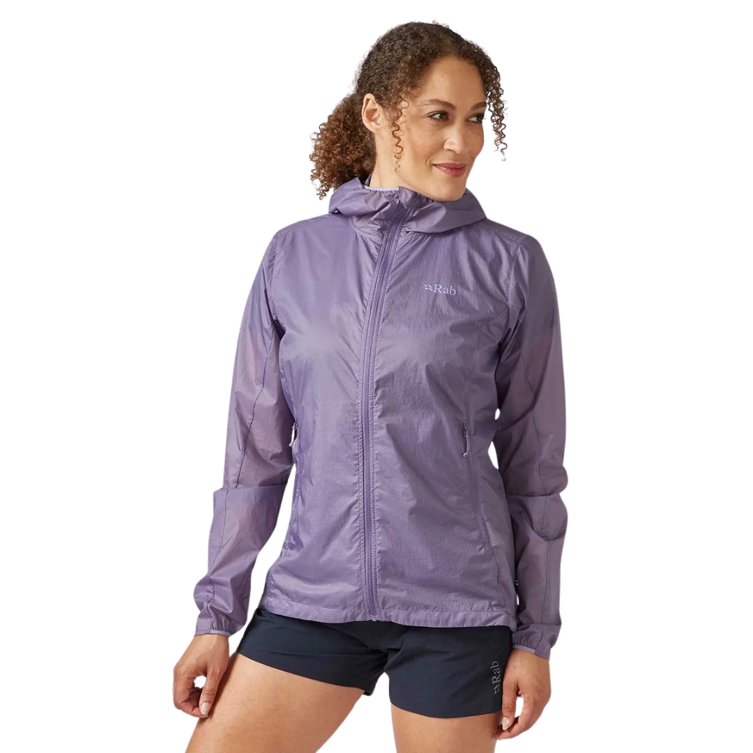 MANTEAU À CAPUCHON RAB VITAL POUR FEMME couleur PURPLE SAGE vu du manteau lilas porté par une femme vue de la tête aux cuisses de face