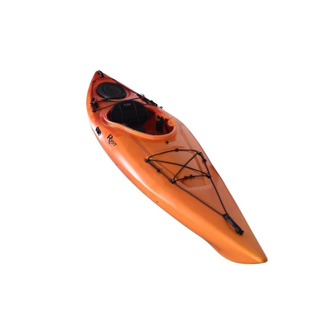 KAYAK RIOT EDGE 11 SKEG COULEUR SUNSET VU DU KAYAK JAUNE DÉGRADÉ À ROUGE VUE DE PROFIL DROIT AVANT