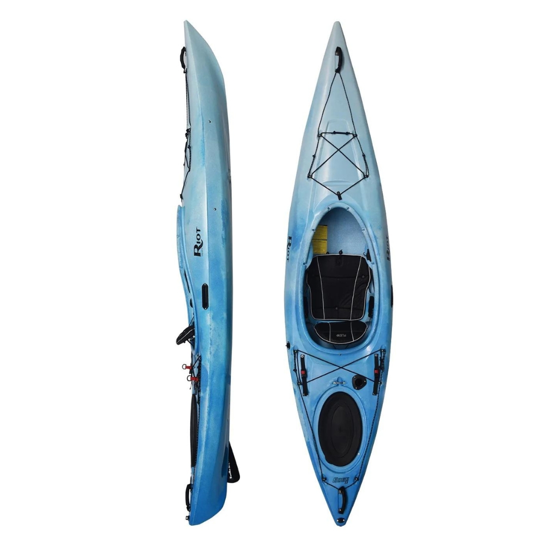 KAYAK RIOT EDGE 11 SKEG COULEUR WHITE/BLUE VU DU KAYAK BLEU DÉGRADÉ À WHITE UNE VUE DU DESSUS ET L'AUTRE DE PROFIL GAUCHE