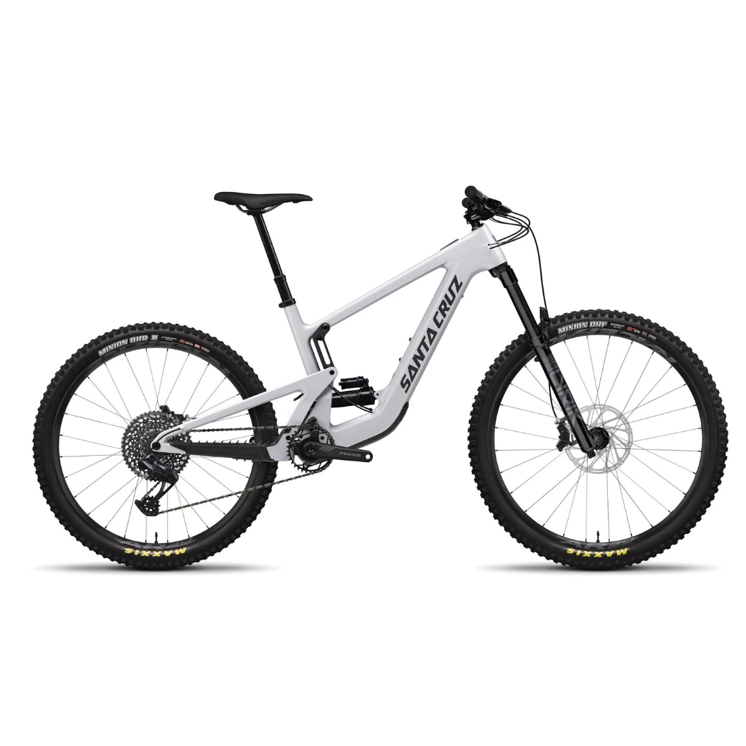 VÉLO DE MONTAGNE ÉLECTRIQUE SANTA CRUZ HECKLER SL C S  couleur silver vu du vélo argent lettré noir de profil droit