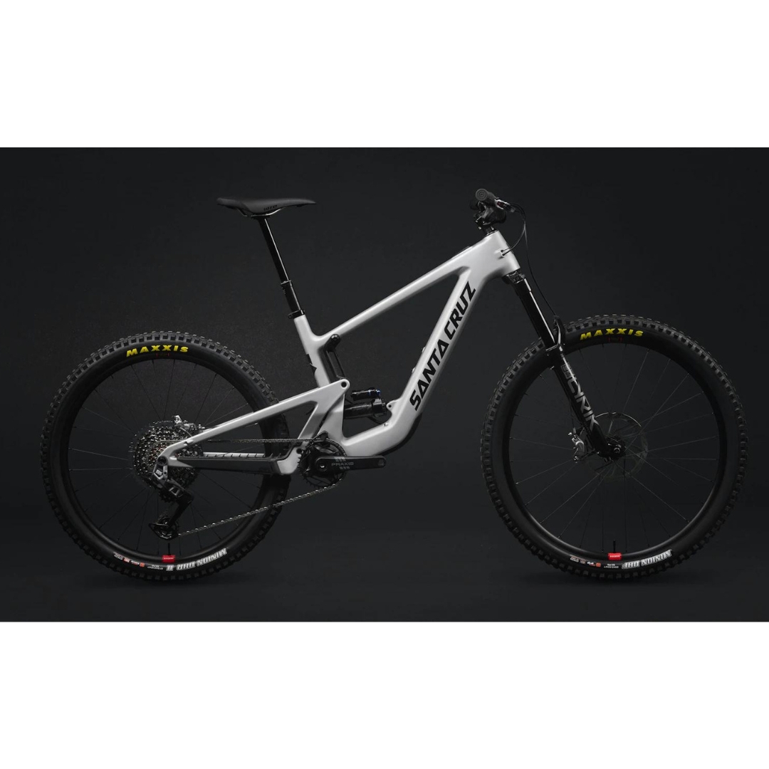VÉLO DE MONTAGNE ÉLECTRIQUE SANTA CRUZ HECKLER SL C S couleur silver vu du vélo argent lettré noir de profil droit