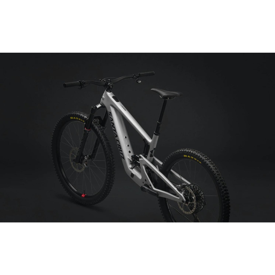 VÉLO DE MONTAGNE ÉLECTRIQUE SANTA CRUZ HECKLER SL C S couleur silver vu du vélo argent lettré noir de profil arrière gauche