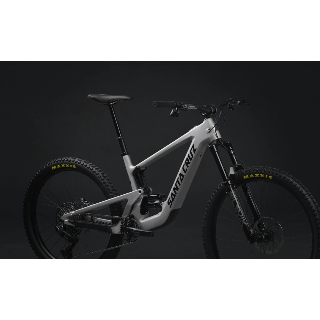 VÉLO DE MONTAGNE ÉLECTRIQUE SANTA CRUZ HECKLER SL C S couleur silver vu du vélo argent lettré noir de profil avant droit sur la partie supérieure