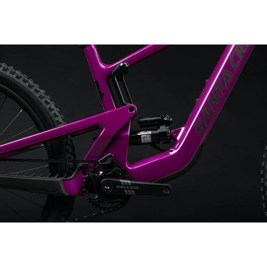 VÉLO DE MONTAGNE ÉLECTRIQUE SANTA CRUZ HECKLER SL C S vu sur la suspension arrière et le pédalier