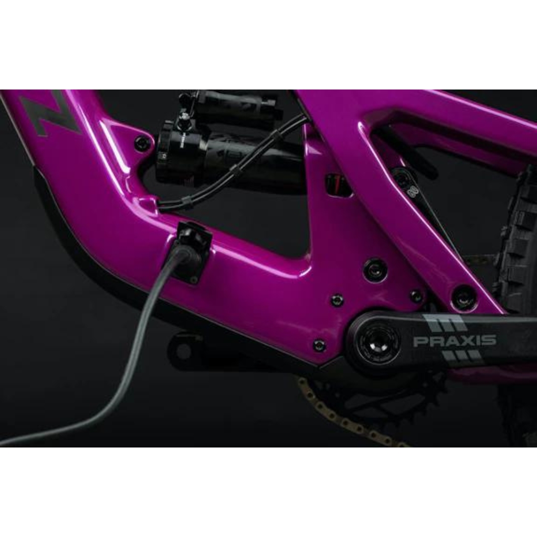 VÉLO DE MONTAGNE ÉLECTRIQUE SANTA CRUZ HECKLER SL C S vu sur la charge