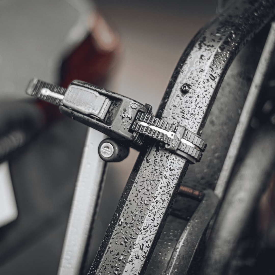 PORTE VÉLO THULE EPOS 3 couleur black/aluminium vu du porte vélo noir vu d'un attache