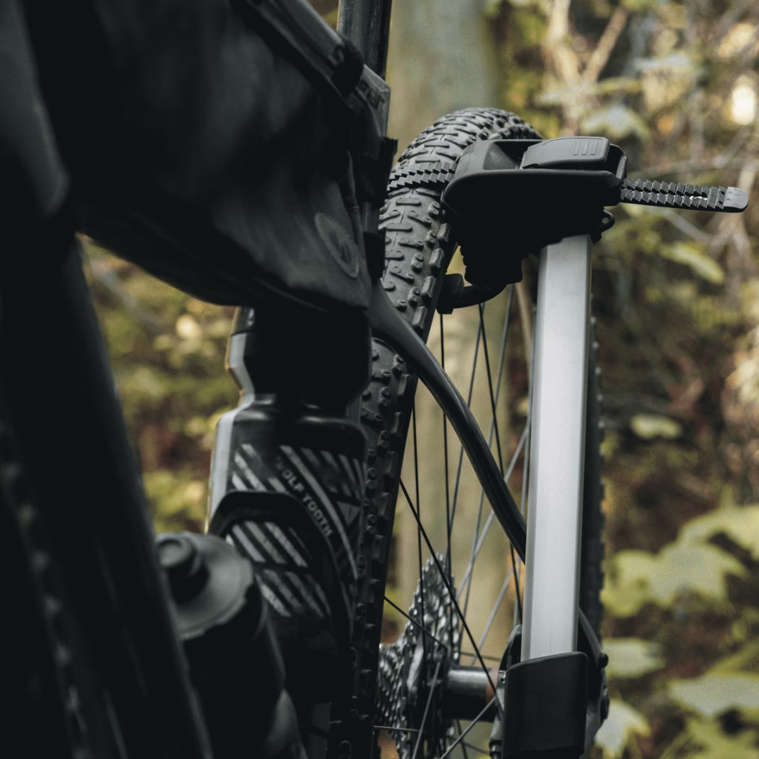 PORTE VÉLO THULE EPOS 3 couleur black/aluminium vu du porte vélo noir vue de la roue arrière fixé au porte vélo