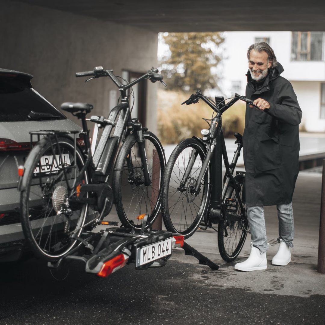 PORTE VÉLO THULE EPOS 3 couleur black/aluminium vu du porte vélo noir un homme embarque un vélo sur le support