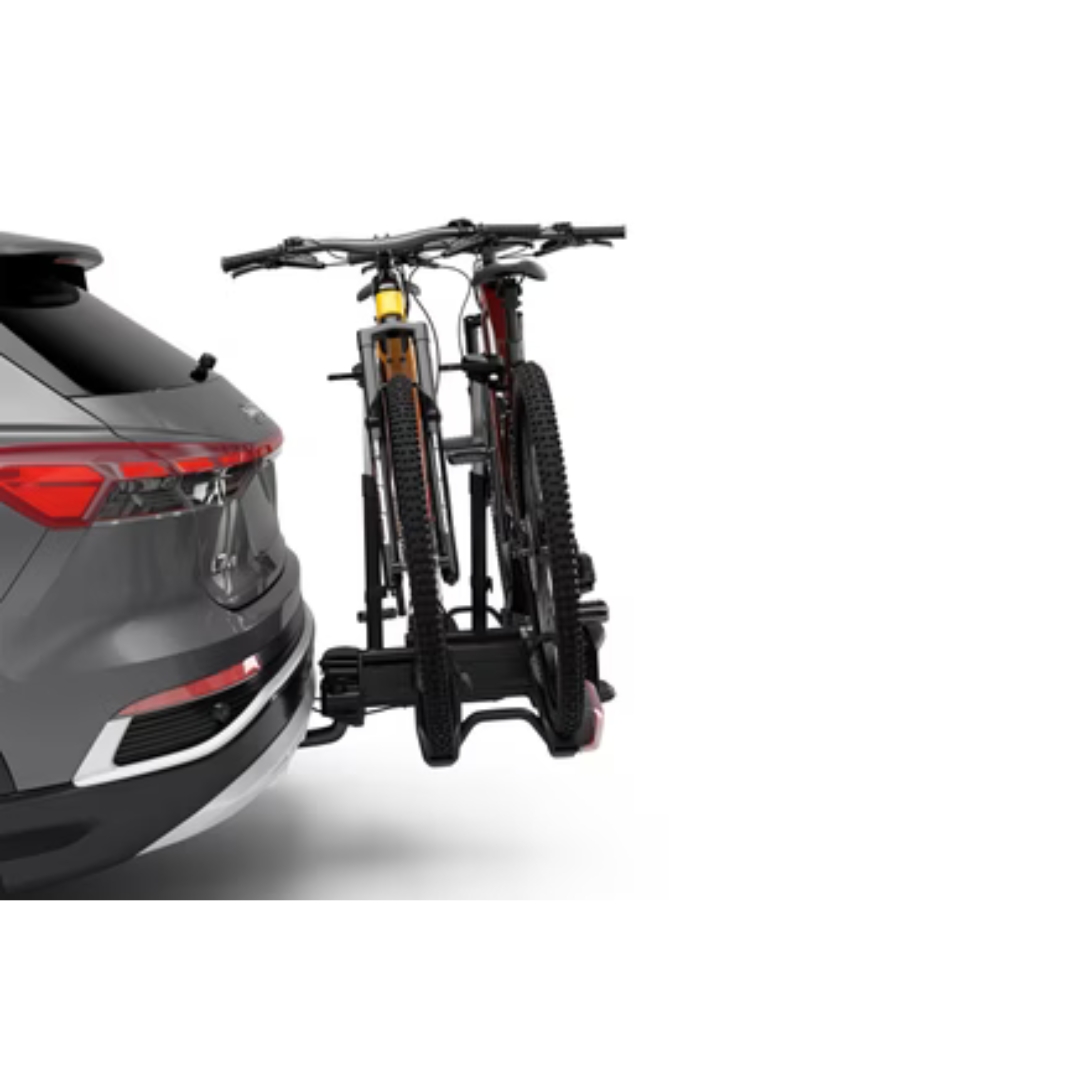PORTE VÉLO THULE EPOS couleur black/aluminium vu du porte vélo noir attaché a un véhicule avec 2 vélos dessus de profil