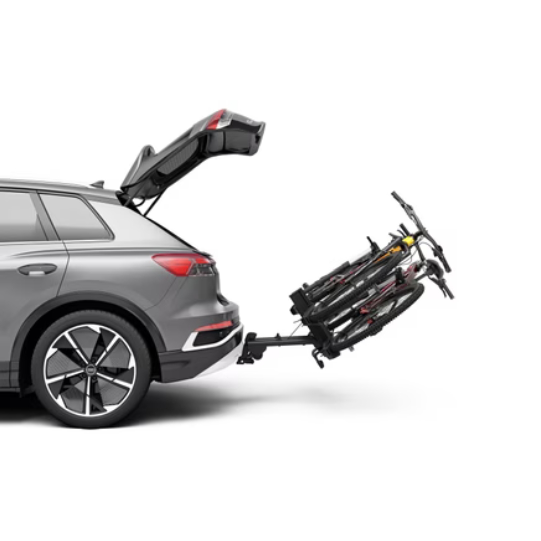 PORTE VÉLO THULE EPOS 2 couleur black/aluminium vu du porte vélo noir attaché a un véhicule démontrant l'accès aisé au coffre