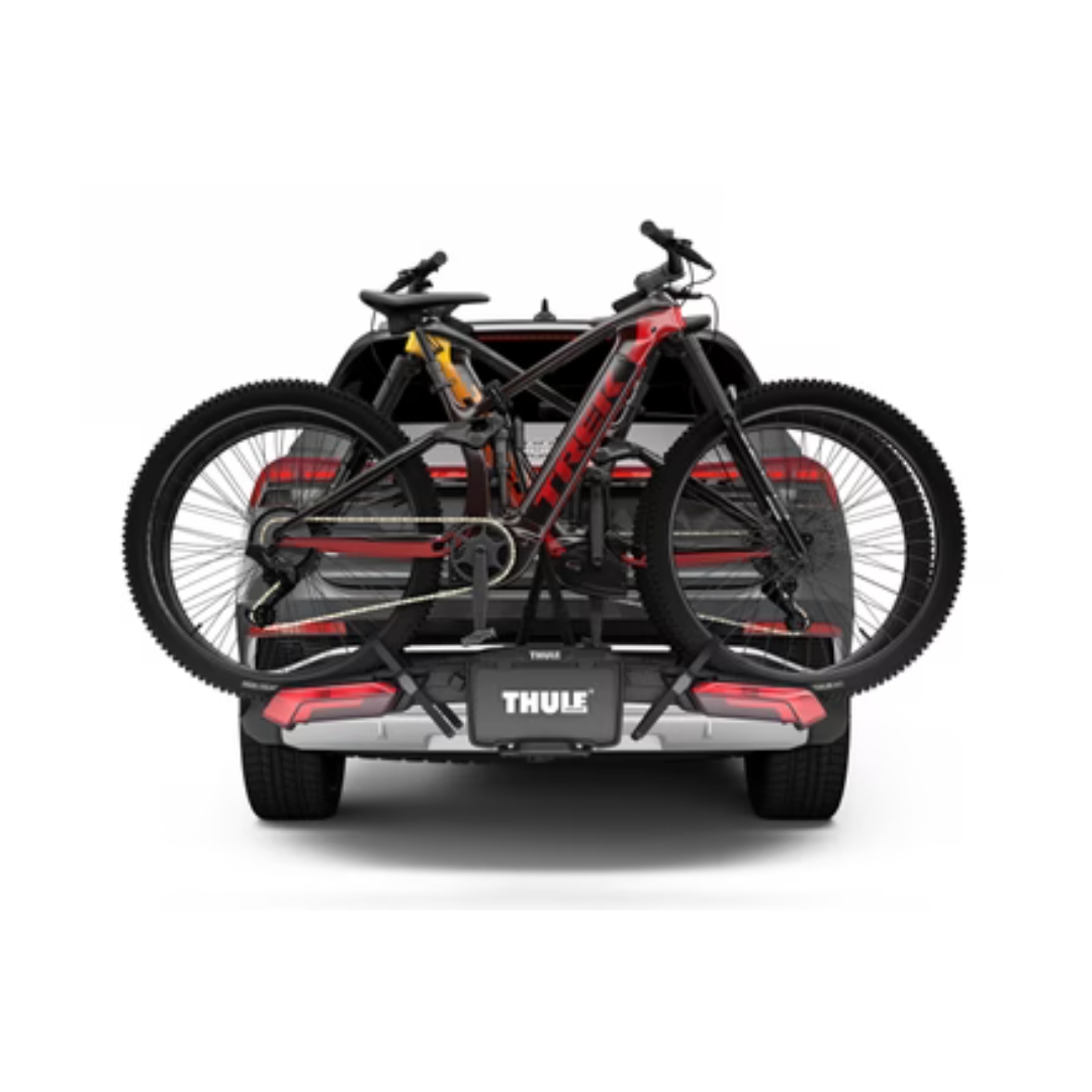 PORTE VÉLO THULE EPOS 2 AVEC LUMIÈRE couleur black/aluminium vu du porte vélo noir attaché a un véhicule avec 2 vélos dessus de dos