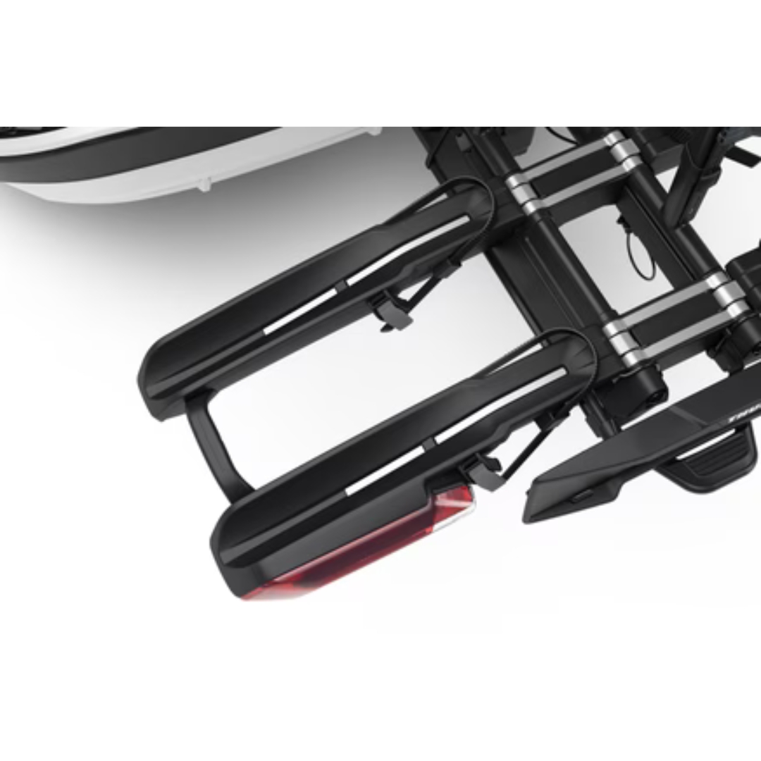 PORTE VÉLO THULE EPOS 2 AVEC LUMIÈRE couleur black/aluminium vu du porte vélo noir support pour pneus