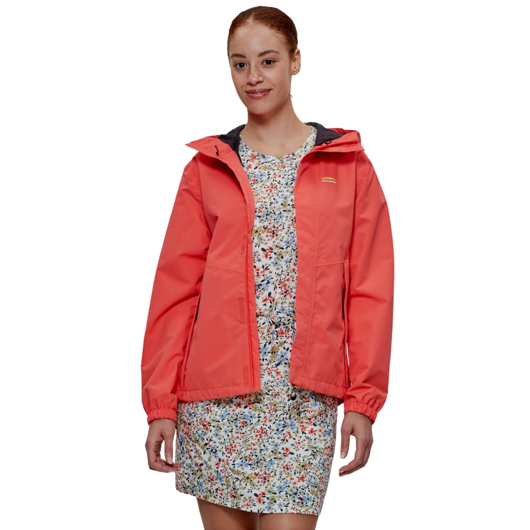 MANTEAU DE PLUIE CHLOROPHYLLE TEMIS POUR FEMME couleur corail vu du manteau orange/pêche porté par une femme vue de la tête aux cuisses de face