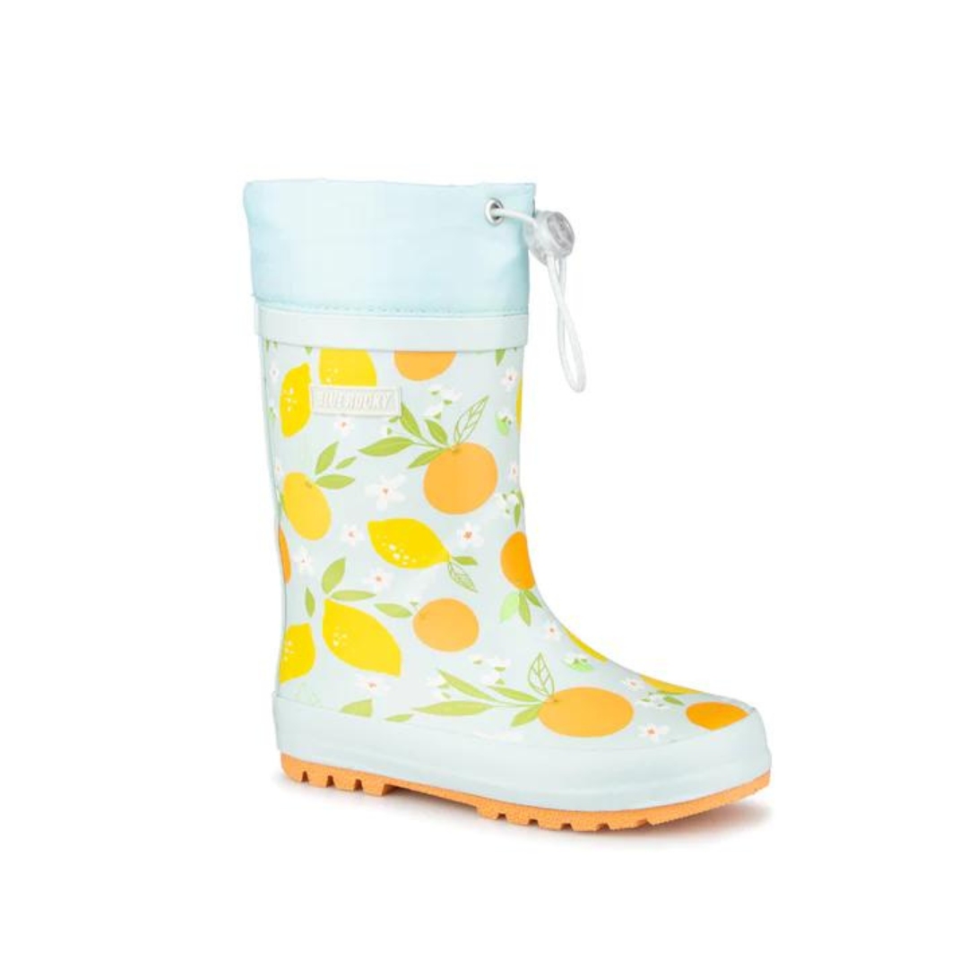 BOTTE DE PLUIE BLUE ROCKY SALARSEN POUR ENFANT couleur bleu pale et pêche vu de la botte bleue ciel avec imprimé d'agrumes de profil avant droit