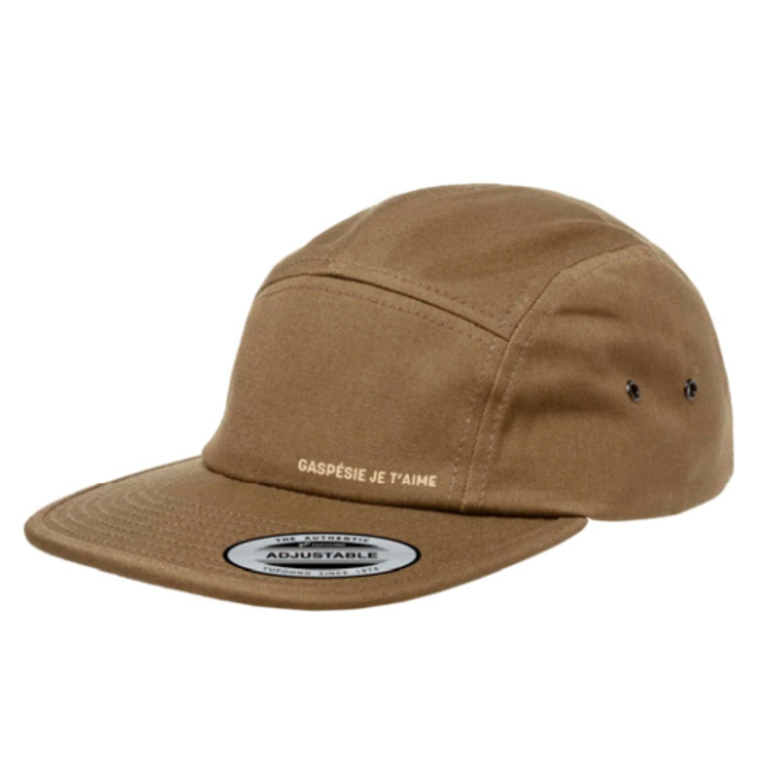 CASQUETTE À 5 PANNEAUX GASPÉSIE JE T'AIME LOGO SIGNATURE POUR ADULTE couleur kaki vu de la casquette brune kaki de profil avant gauche