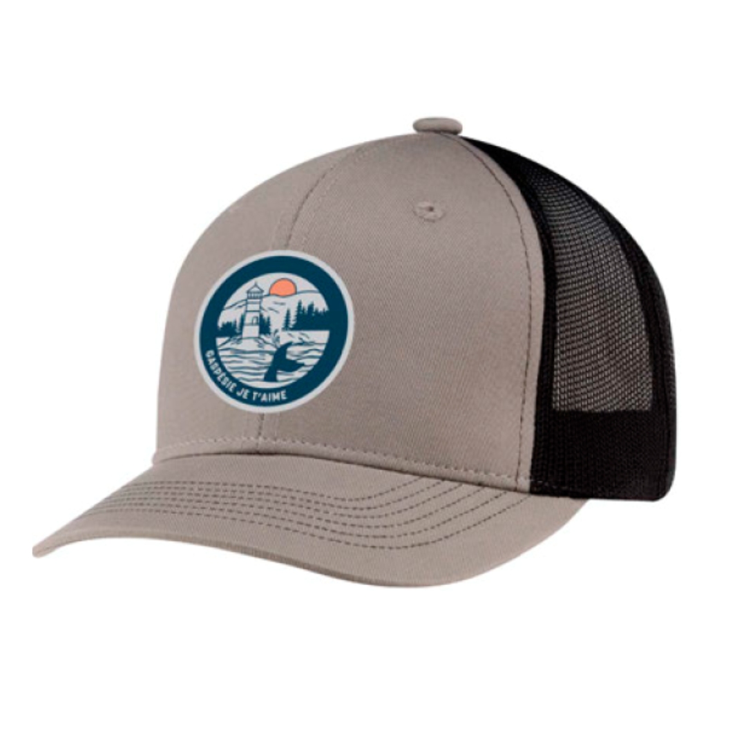 CASQUETTE AVEC FILET GASPÉSIE JE T'AIME LOGO PHARE POUR JUNIOR couleur GRIS - FILET NOIR vu de la casquette grise et noire de profil avant gauche