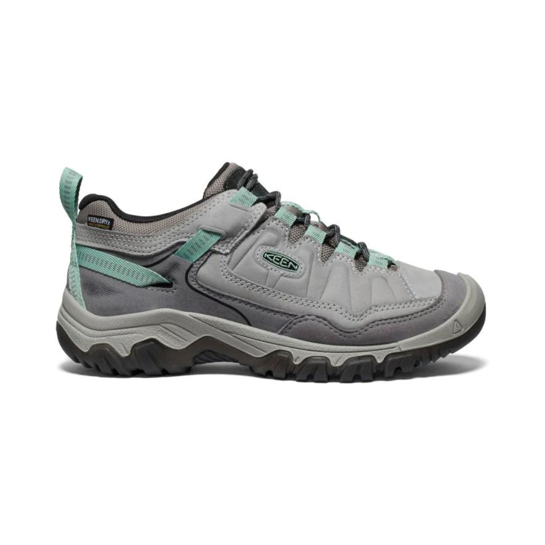 CHAUSSURE DE MARCHE IMPERMÉABLE KEEN TARGHEE IV POUR FEMME COULEUR ALLOY/GRANITE GREEN VU DE LA CHAUSSURE GRISE AVEC DÉTAIL VERT AQUA PALE VUE DE PROFIL DROIT