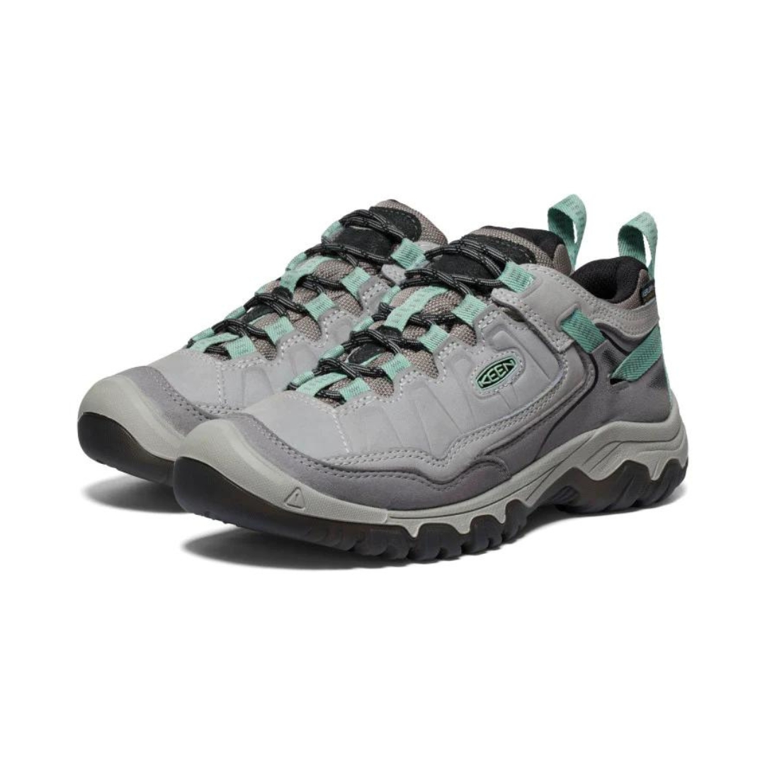 CHAUSSURE DE MARCHE IMPERMÉABLE KEEN TARGHEE IV POUR FEMME COULEUR ALLOY/GRANITE GREEN VU DE LA CHAUSSURE GRISE AVEC DÉTAIL VERT AQUA PALE VUE DES DEUX CHAUSSURES DE PROFIL AVANT GAUCHE