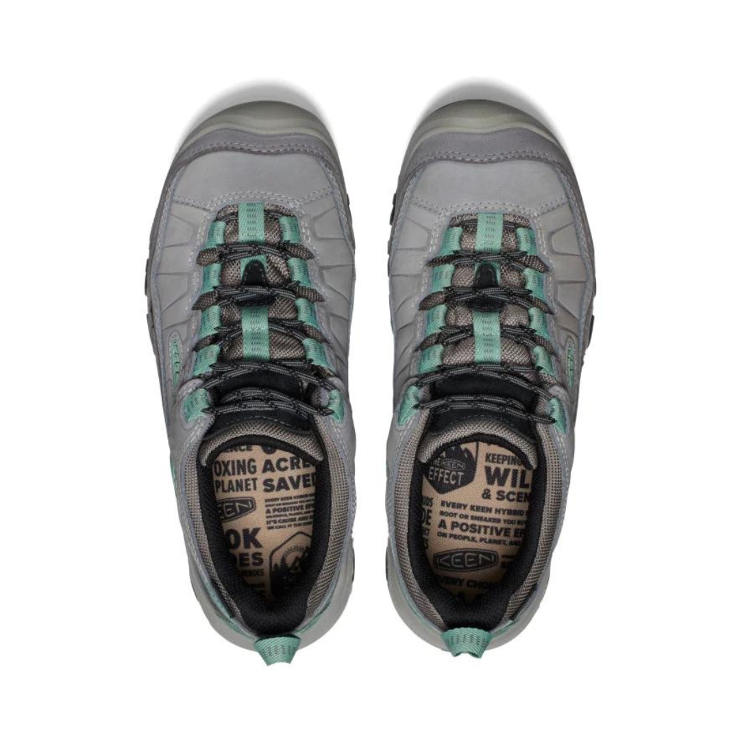 CHAUSSURE DE MARCHE IMPERMÉABLE KEEN TARGHEE IV POUR FEMME COULEUR ALLOY/GRANITE GREEN VU DE LA CHAUSSURE GRISE AVEC DÉTAIL VERT AQUA PALE VUES DU DESSUS