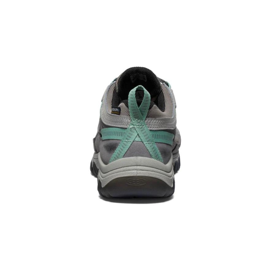 CHAUSSURE DE MARCHE IMPERMÉABLE KEEN TARGHEE IV POUR FEMME COULEUR ALLOY/GRANITE GREEN VU DE LA CHAUSSURE GRISE AVEC DÉTAIL VERT AQUA PALE VUE DE L'ARRIÈRE