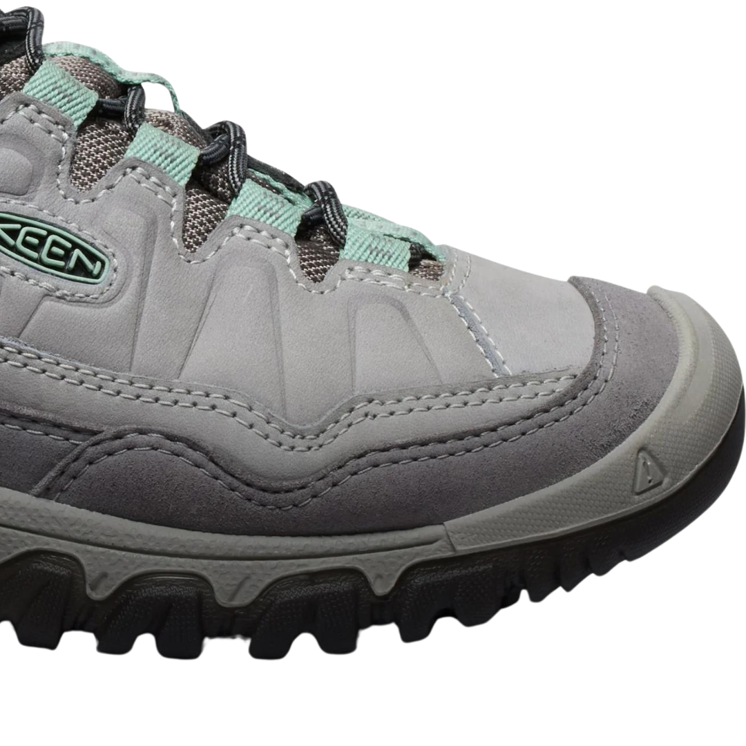 CHAUSSURE DE MARCHE IMPERMÉABLE KEEN TARGHEE IV POUR FEMME COULEUR ALLOY/GRANITE GREEN VU DE LA CHAUSSURE GRISE AVEC DÉTAIL VERT AQUA PALE VUE EN GROS PLAN SUR LA POINTE DE PROFIL DROIT