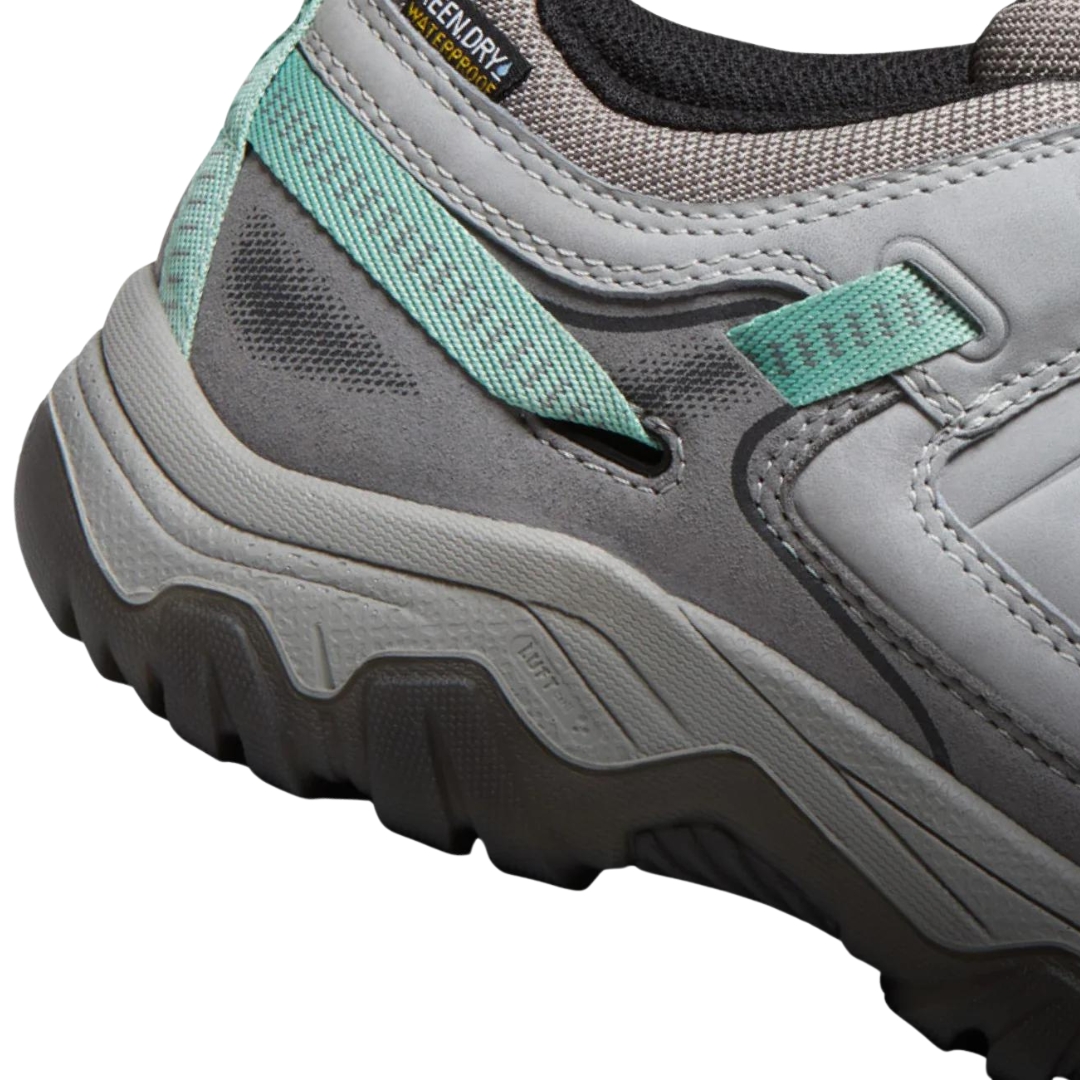 CHAUSSURE DE MARCHE IMPERMÉABLE KEEN TARGHEE IV POUR FEMME COULEUR ALLOY/GRANITE GREEN VU DE LA CHAUSSURE GRISE AVEC DÉTAIL VERT AQUA PALE VUE EN GROS PLAN SUR LE TALON DE PROFIL DROIT