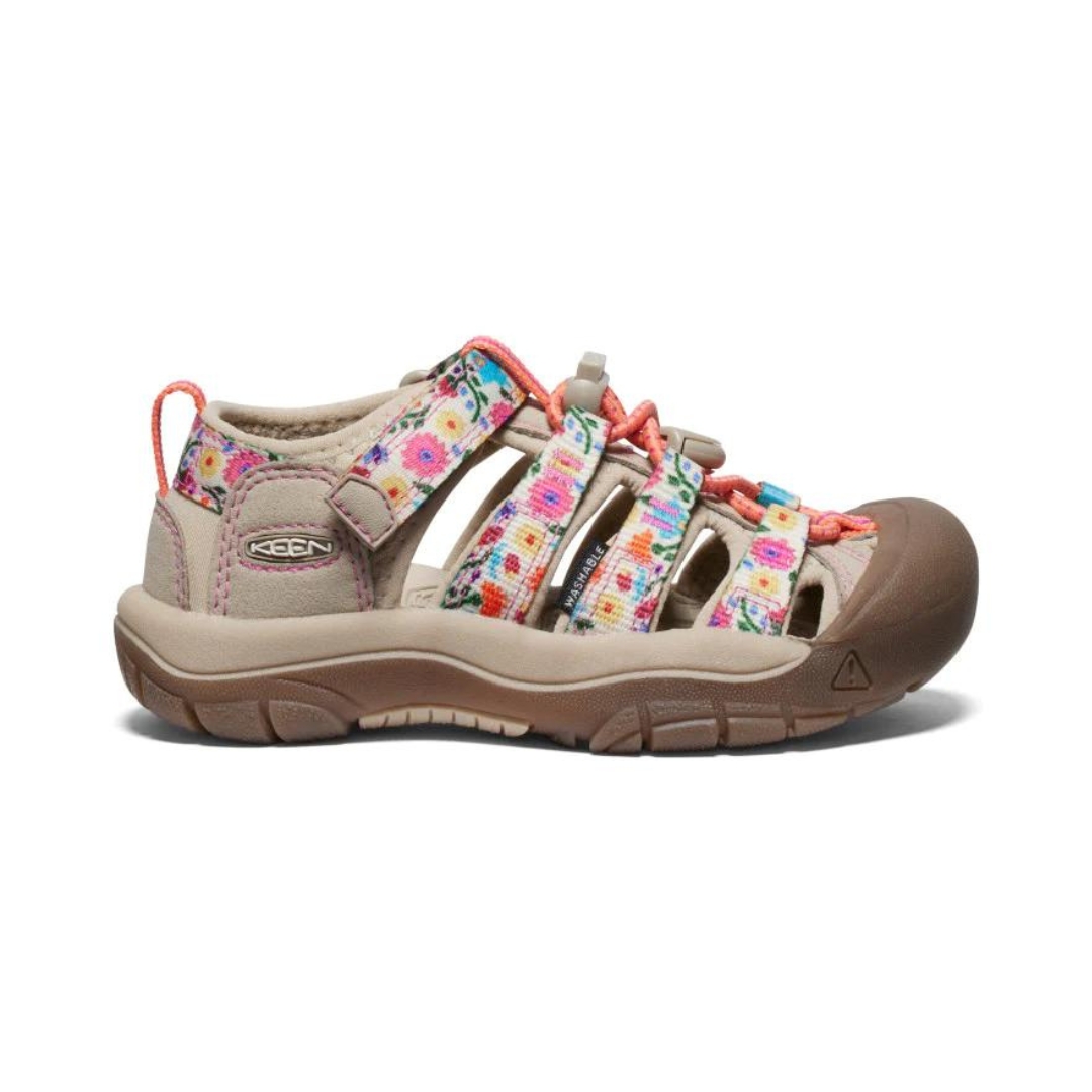 SANDALE KEEN NEWPORT H2 POUR ENFANT FILLE COULEUR SAFARI/BIRCH VU DE LA SANDALE BEIGE AVEC IMPRIMÉ DE FLEUR ROSES, BLEUES ET JAUNE VUE DE PROFIL DROIT