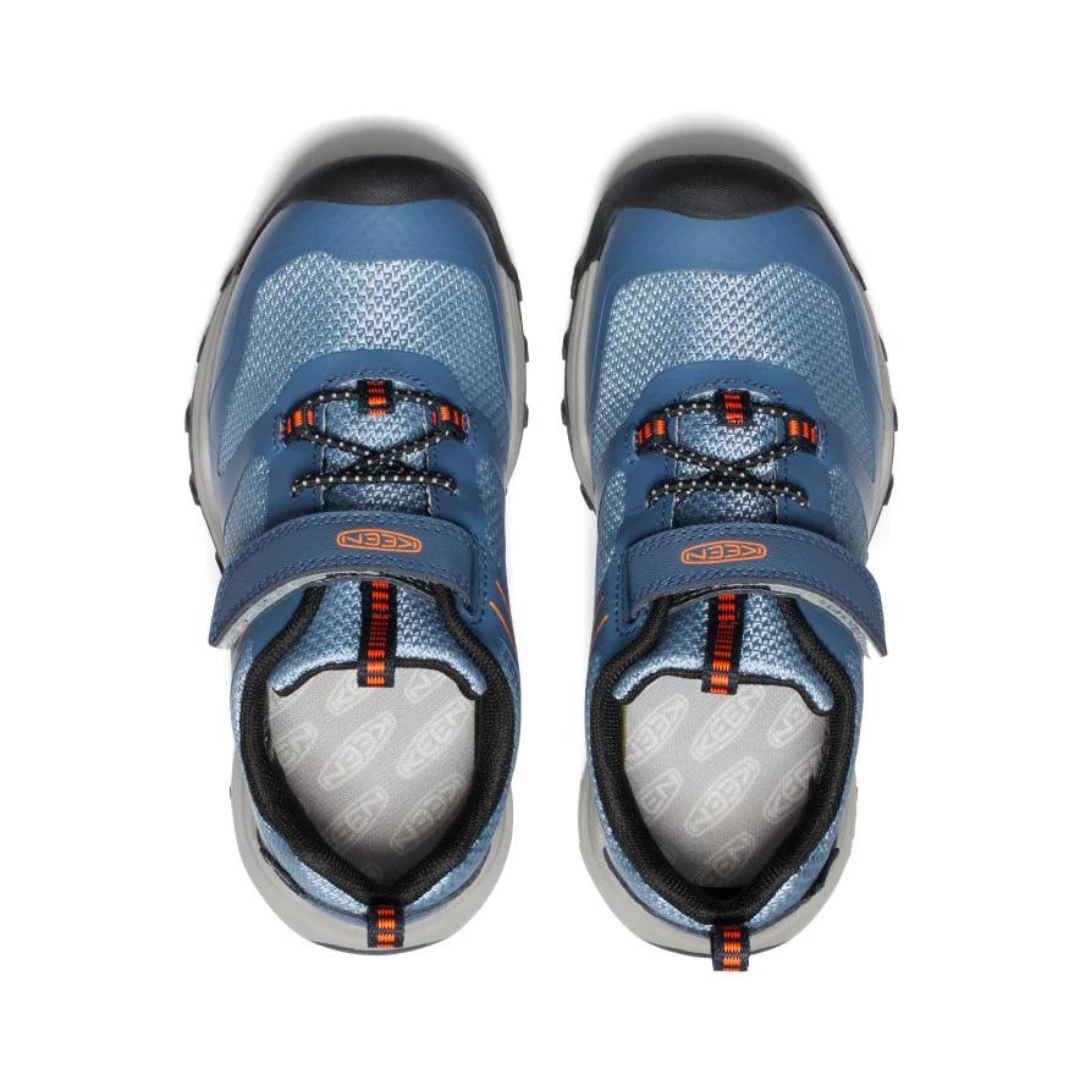 CHAUSSURE DE SPORT IMPERMÉABLE KEEN WANDURO LOW POUR ENFANT COULEUR VINTAGE INDIGO/SCARLET IBIS VU DE LA CHAUSSURE BLEUE AVEC DÉTAIL ORANGE LES DEUX CHAUSSURES DU DESSUS
