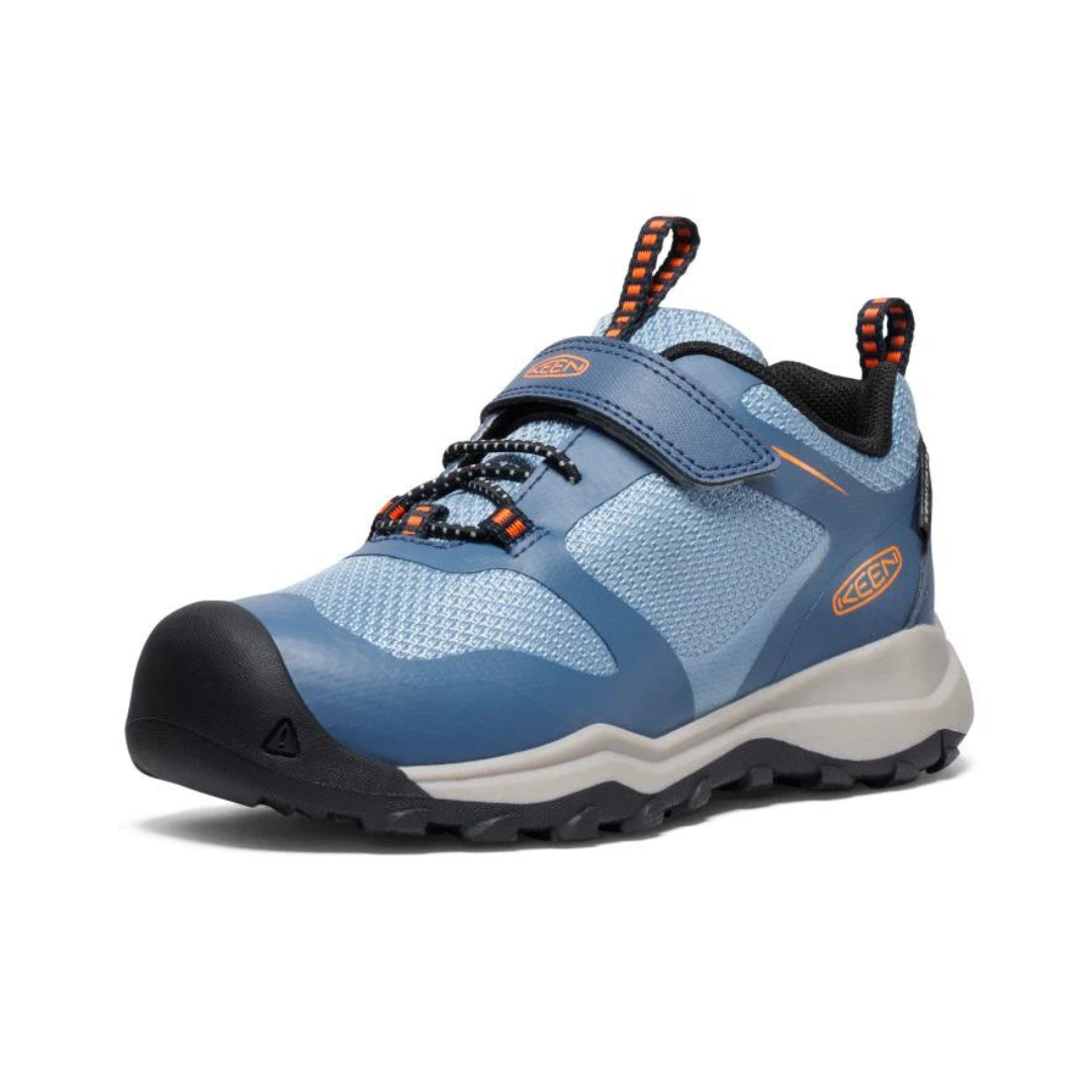 CHAUSSURE DE SPORT IMPERMÉABLE KEEN WANDURO LOW POUR ENFANT COULEUR VINTAGE INDIGO/SCARLET IBIS VU DE LA CHAUSSURE BLEUE AVEC DÉTAIL ORANGE DE PROFIL AVANT GAUCHE