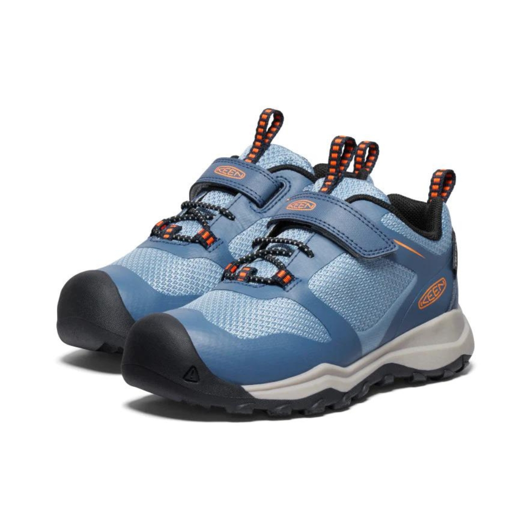 CHAUSSURE DE SPORT IMPERMÉABLE KEEN WANDURO LOW POUR ENFANT COULEUR VINTAGE INDIGO/SCARLET IBIS VU DE LA CHAUSSURE BLEUE AVEC DÉTAIL ORANGE LES DEUX CHAUSSURES DE PROFIL AVANT GAUCHE