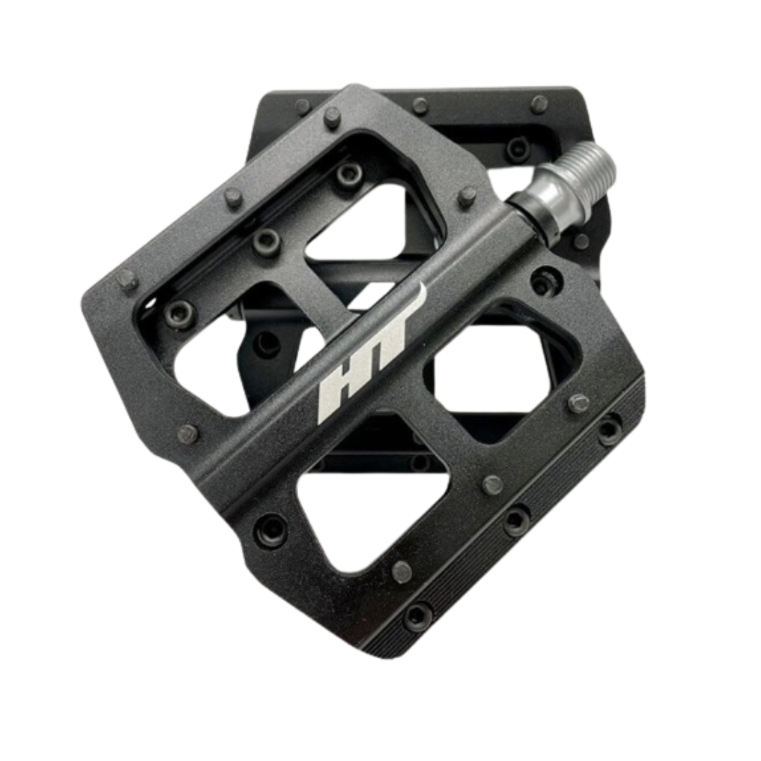 PÉDALE PLATE DE VÉLO DE MONTAGNE HT COMPONENTS TASTER’S CHOICE couleur black vu de la pédale noire du dessus et dessous