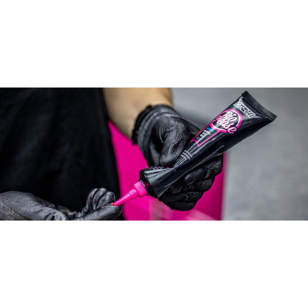GRAISSE MUC-OFF BIO GREASE un homme s'apprète à l'appliquer