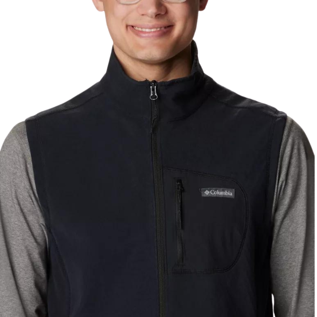 VESTE SANS MANCHES ISOLANTE COLUMBIA OUTDOOR TRACKS POUR HOMME couleur 010-black vu de la veste noire portée par un homme vu de face en gros plan sur le haut de la veste