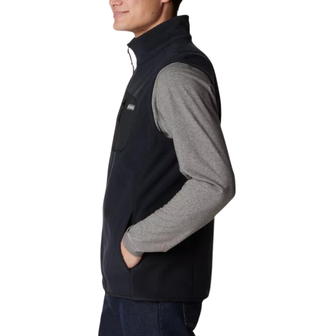 VESTE SANS MANCHES ISOLANTE COLUMBIA OUTDOOR TRACKS POUR HOMME couleur 010-black vu de la veste noire portée par un homme vu de la tête aux cuisses de profil gauche