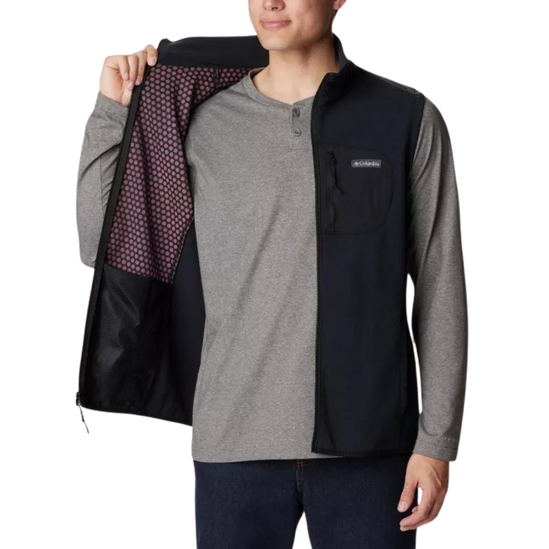 VESTE SANS MANCHES ISOLANTE COLUMBIA OUTDOOR TRACKS POUR HOMME couleur 010-black vu de la veste noire portée par un homme vu de la tête aux cuisses de face et il montre un pan intérieur de la veste