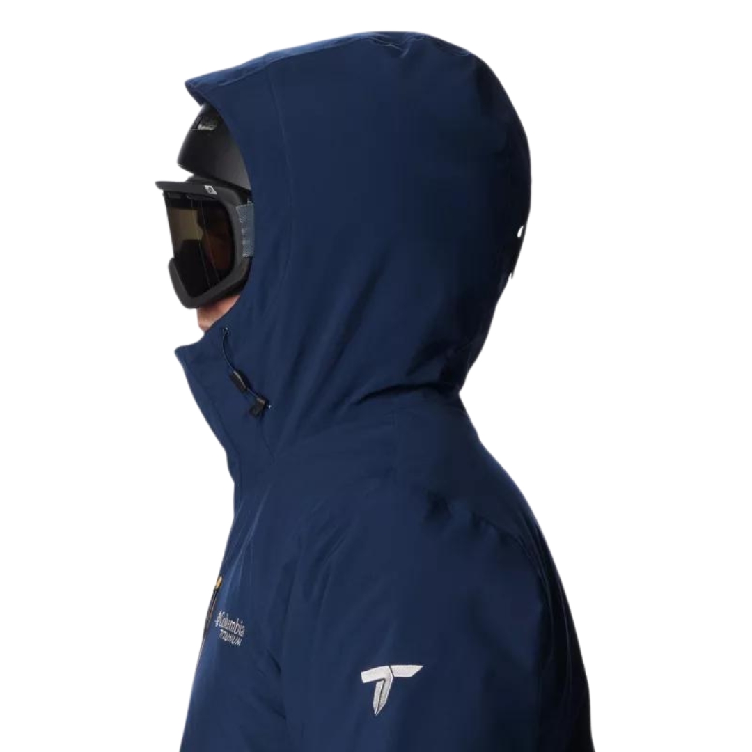 MANTEAU DE SKI ALPIN COLUMBIA WINTER DISTRICT II POUR HOMME couleur 756-RAW HONEY/COLLEGIATE navy vu du manteau bleu marin foncé et jaune ocre porté par un homme vu de profil gauche en gros plan sur le haut du manteau l'homme porte la capuche