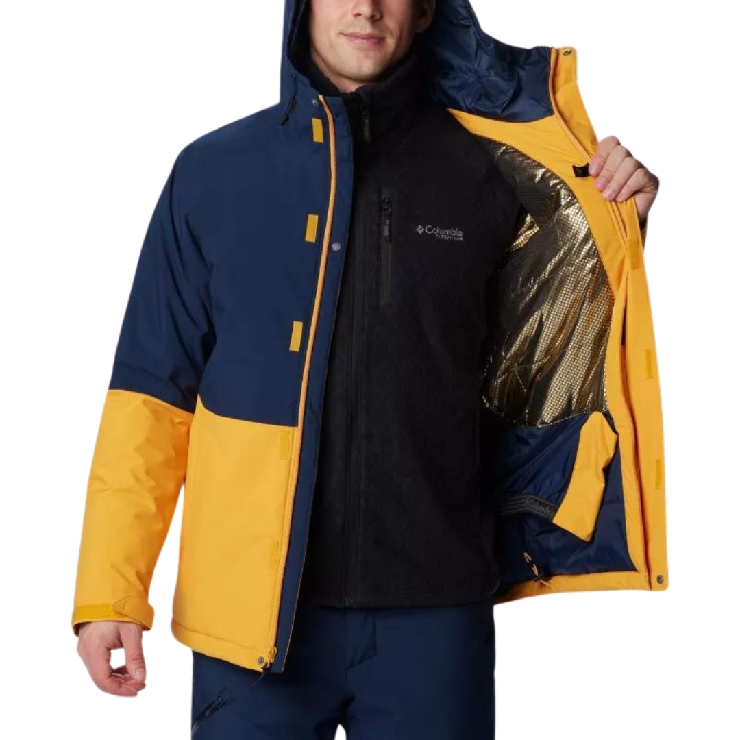 MANTEAU DE SKI ALPIN COLUMBIA WINTER DISTRICT II POUR HOMME couleur 756-RAW HONEY/COLLEGIATE navy vu du manteau bleu marin foncé et jaune ocre porté par un homme vu de la tête aux cuisses de face il montre un pan intérieur du manteau