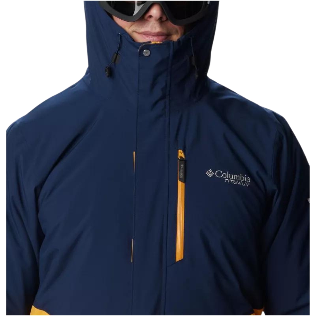 MANTEAU DE SKI ALPIN COLUMBIA WINTER DISTRICT II POUR HOMME couleur 756-RAW HONEY/COLLEGIATE navy vu du manteau bleu marin foncé et jaune ocre porté par un homme vu en gros plan sur le haut avant du manteau l'homme porte la capuche