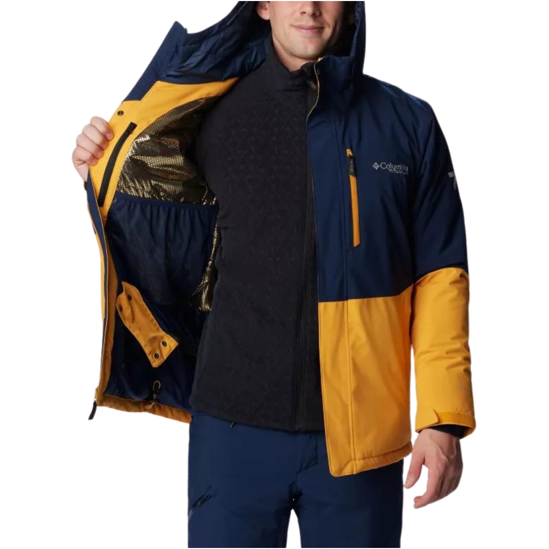 MANTEAU DE SKI ALPIN COLUMBIA WINTER DISTRICT II POUR HOMME couleur 756-RAW HONEY/COLLEGIATE navy vu du manteau bleu marin foncé et jaune ocre porté par un homme vu de la tête aux cuisses de face manteau ouvert il montre un pan intérieur du manteau