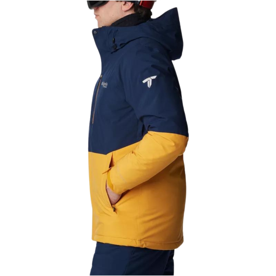 MANTEAU DE SKI ALPIN COLUMBIA WINTER DISTRICT II POUR HOMME couleur 756-RAW HONEY/COLLEGIATE navy vu du manteau bleu marin foncé et jaune ocre porté par un homme vu de la tête aux cuisses de profil gauche
