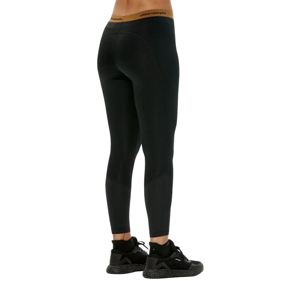 LEGGING COUCHE DE BASE CHLOROPHYLLE CHL ULTRA POUR FEMME couleur noir pur vu du legging noir avec band élastique a la taile brune porté par une femme vu e de la taille aux pieds de profil arrière droit