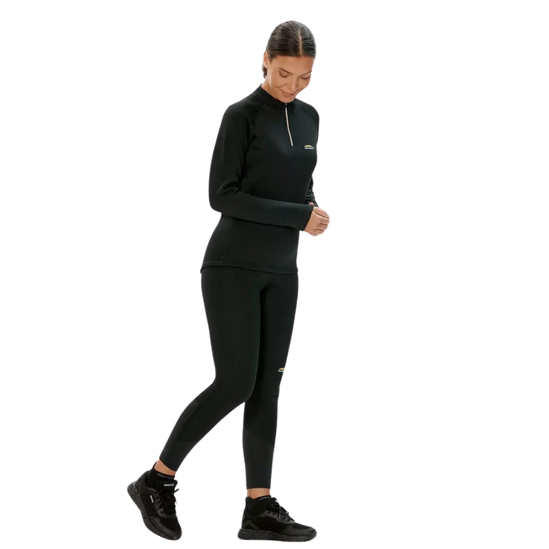 LEGGING COUCHE DE BASE CHLOROPHYLLE CHL ULTRA POUR FEMME couleur noir pur vu du legging noir avec band élastique a la taile brune porté par une femme vu e de la tête aux pieds de face
