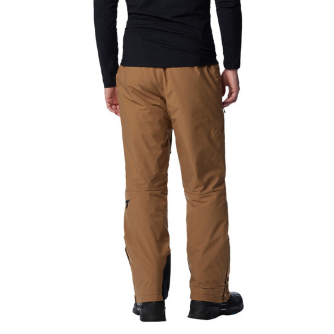 PANTALON DE NEIGE COLUMBIA KICK TURN III POUR HOMME couleur 257-DELTA vu du pantalon brun sable porté par un homme vu de la taille aux pieds de dos